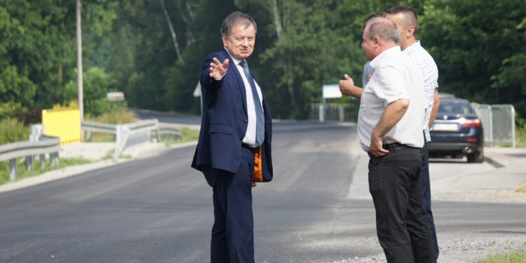 Mielec: Kolejne drogi w Powiecie Mieleckim zyskały nową nawierzchnię.