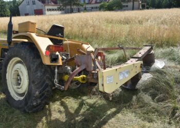 Leszcze: Wpadł pod koła ciągnika