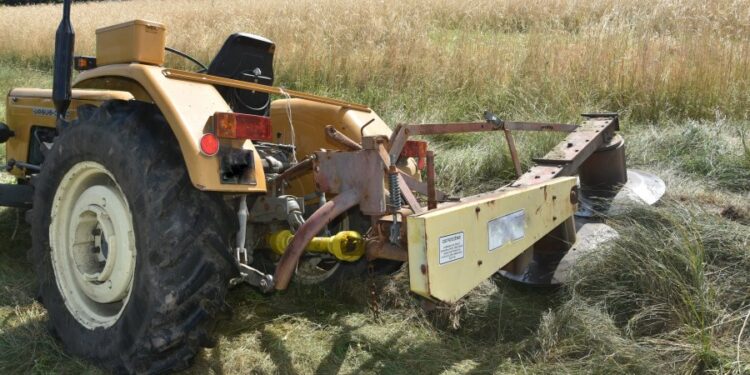 Leszcze: Wpadł pod koła ciągnika