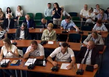 Mielec: Maszt obok szkoły.