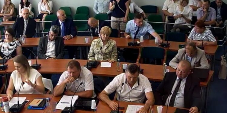 Mielec: Maszt obok szkoły.