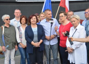 Stalowa Wola: Politycy Koalicji Obywatelskiej spotkali się z mieszkańcami na stalowowolskim rynku.