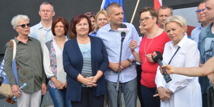 Stalowa Wola: Politycy Koalicji Obywatelskiej spotkali się z mieszkańcami na stalowowolskim rynku.