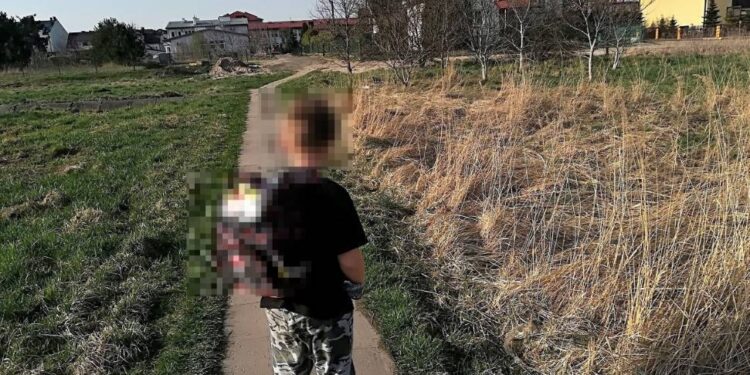 Kolbuszowa: Zaśmiecone ścieżki-skróty.