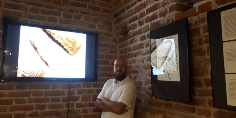 Sandomierz: Multimedialny element ekspozycji krzemienia pasiastego w biżuterii i małych formach złotniczych.