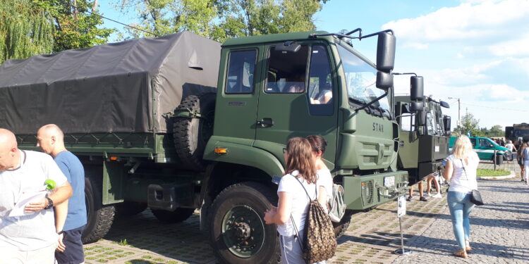 Sandomierz: Tłumy na pikniku wojskowym „Wierni Polsce”.