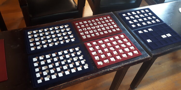 Sandomierz: Muzeum Okręgowe zaprezentowało odnalezione w okolicach miasta zabytkowe monety.