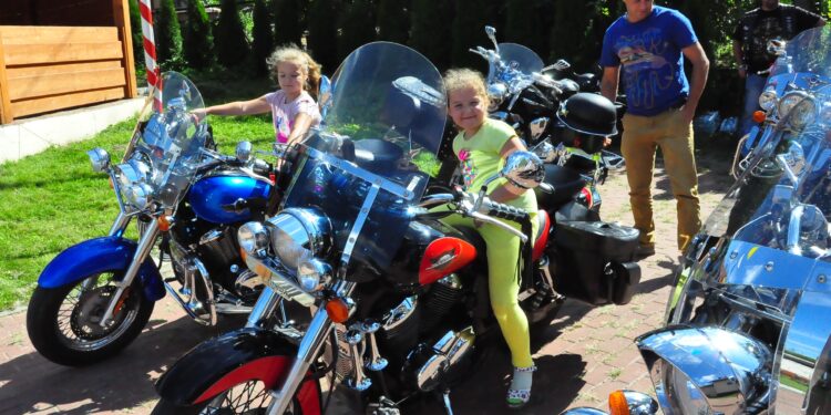 Sulisławice: Motocykle, szachy, strzelanie z łuku i zabawa dla wszystkich.