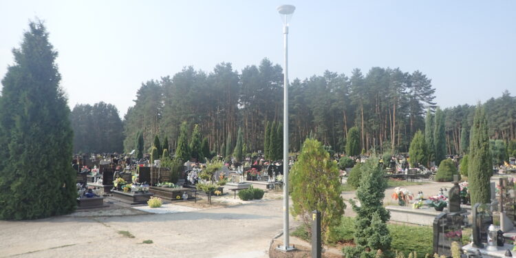 Tarnobrzeg. Oświetlenie na cmentarzu komunalnym. Jeszcze w tym roku  monitoring.