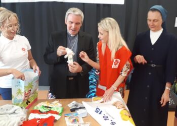 Sandomierz: Bernard Maksymilian znaleziony w sandomierskim Oknie Życia otrzymał wyprawkę od Caritas Diecezji Sandomierskiej.