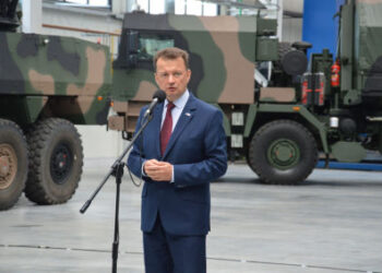 Stalowa Wola: Wizyta ministra Błaszczaka i umowa na artyleryjskie wozy amunicyjne.