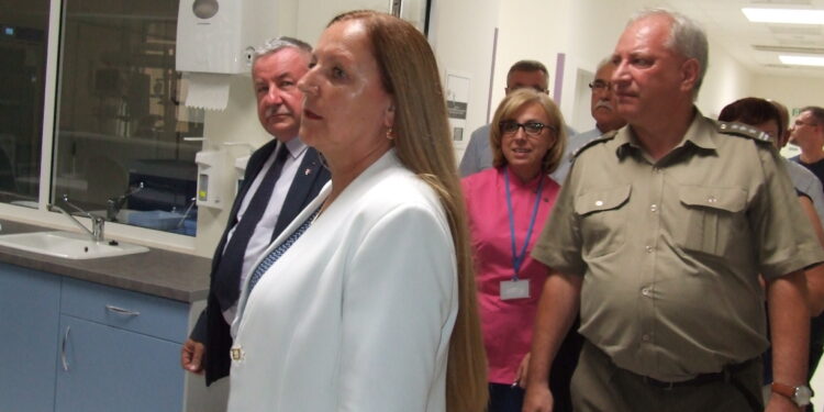 Powiat tarnobrzeski, Nowa Dęba. Przedstawiciele Ministerstwa Obrony Narodowej z wizytą w szpitalu.