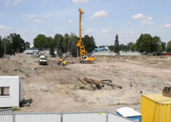 Mielec: Trwają prace przy wzmocnieniu podłoża.