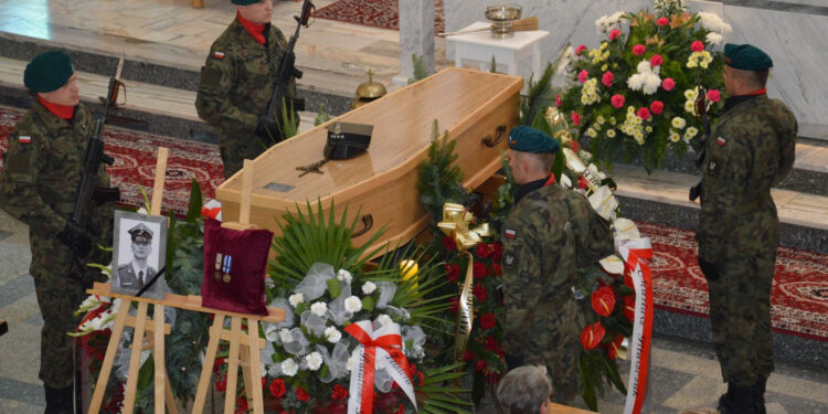 Stalowa Wola: Pogrzeb Sebastiana Marczewskiego z asystą honorową i pośmiertnym awansem.