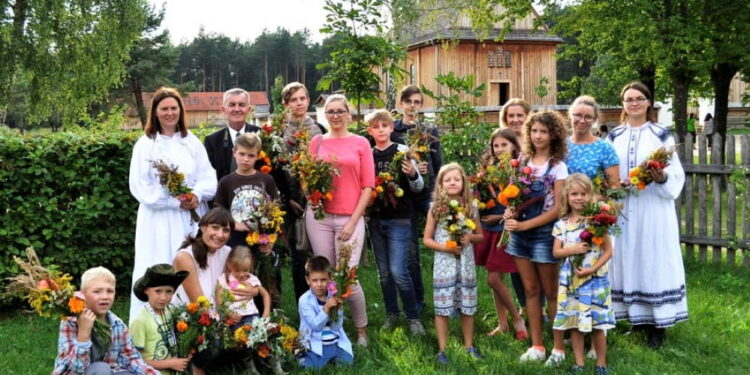 Kolbuszowa: Matka Boska Zielna w skansenie.