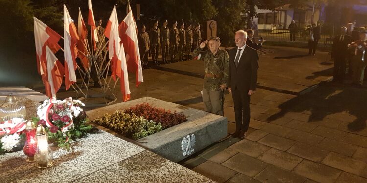 Tarnobrzeg. W hołdzie tym, którzy zginęli w bezsensie wojny.