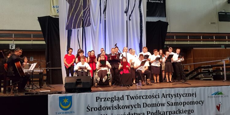 Tarnobrzeg. Jubileuszowy XV Przegląd Twórczości Artystycznej Środowiskowych Domów Samopomocy.