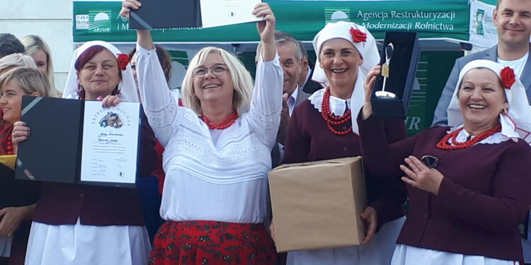 Sandomierz: „Srebrna Chochla” dla gminy Samborzec za kluski kładzione z kurkami.