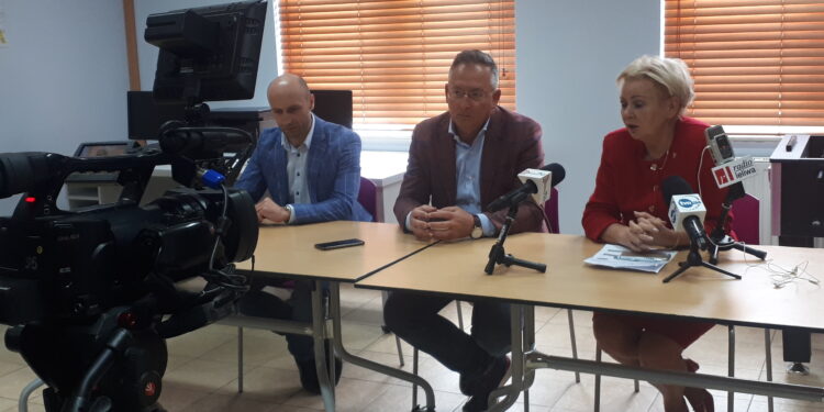 Sandomierz: Konferencja prasowa przedstawicieli Koalicji Obywatelskiej.