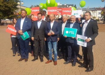 Tarnobrzeg. Kandydaci do Sejmu PSL – Koalicji Polskiej zaprezentowali się na Placu Bartosza Głowackiego.