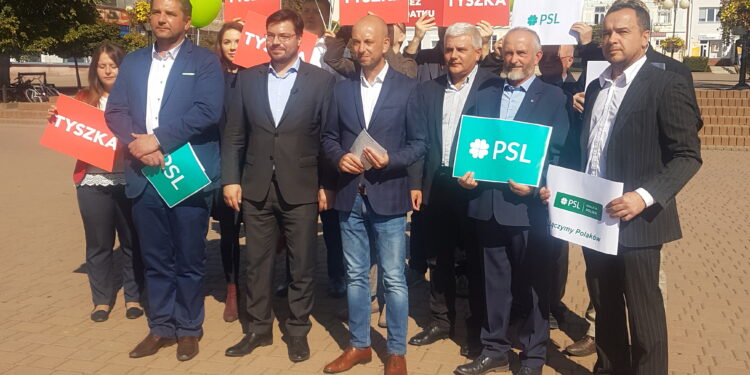 Tarnobrzeg. Kandydaci do Sejmu PSL – Koalicji Polskiej zaprezentowali się na Placu Bartosza Głowackiego.