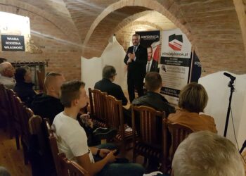 Tarnobrzeg. „Jedynka”  Konfederacji Wolność i Niepodległość na spotkaniu z mieszkańcami miasta.