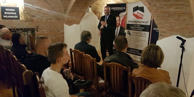 Tarnobrzeg. „Jedynka”  Konfederacji Wolność i Niepodległość na spotkaniu z mieszkańcami miasta.