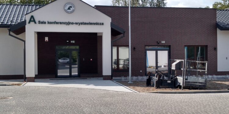 Mielec: Mała elektrownia i arboretum.