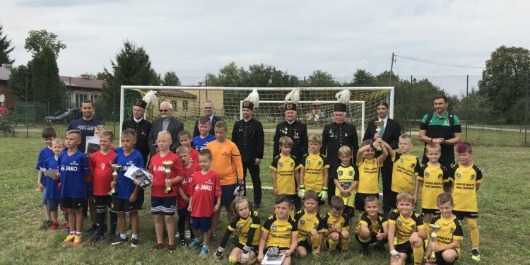 Dzierdziówka: Uczczono pamięć Zbigniewa Wilka wybudowaniem pomnika i turniejem piłkarskim