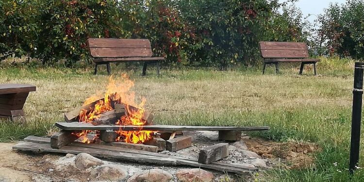 Kamień Łukawski, Sandomierz: Nowe ławki na tarasie widokowym w Górach Pieprzowych.