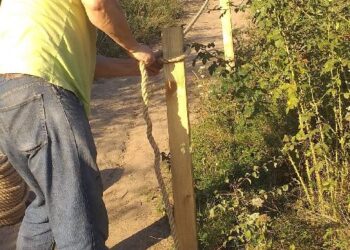 Kamień Łukawski: Czerwony szlak został zabezpieczony linami.