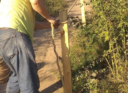 Kamień Łukawski: Czerwony szlak został zabezpieczony linami.