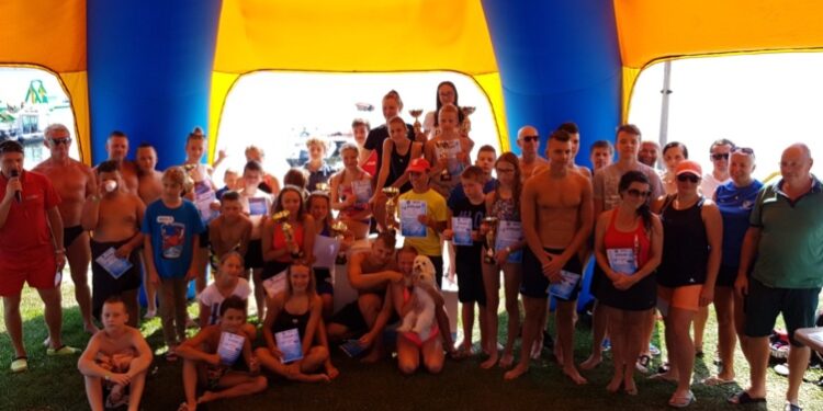 Tarnobrzeg: Rekordowe pływanie po Jeziorze Tarnobrzeskim