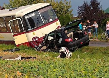 Skowierzyn: Zablokowana droga po czołowym zderzeniu.