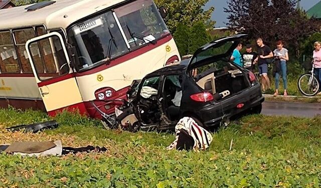 Skowierzyn: Zablokowana droga po czołowym zderzeniu.