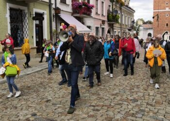 Sandomierz: Sztuka, ekologia i małpy.