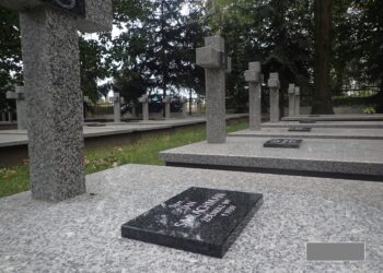 Tarnobrzeg. Tabliczki na grobach żołnierzy.