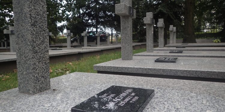 Tarnobrzeg. Tabliczki na grobach żołnierzy.