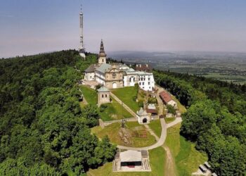 Tarnobrzeg. Nocne pielgrzymowanie na Święty Krzyż.