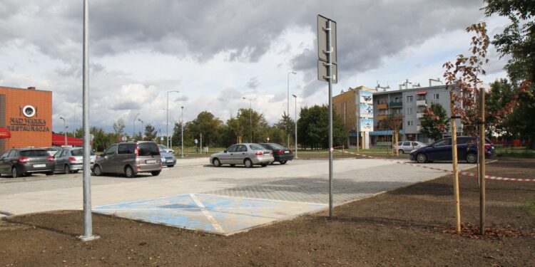 Mielec: Kolejne miejsca parkingowe.
