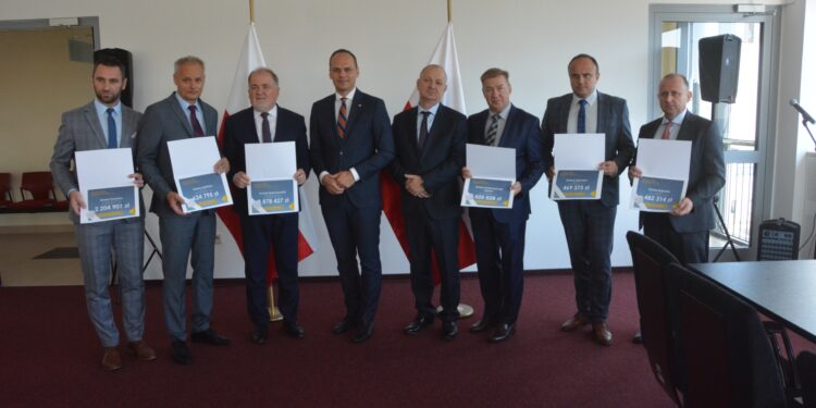 Stalowa Wola: Gminy powiatu stalowowolskiego otrzymały promesy