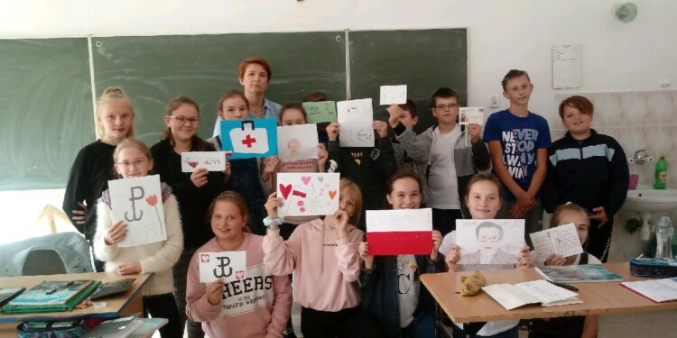 Tarnobrzeg. Uczniowie SP 6 wysłali kartki i listy do powstańców warszawskich.