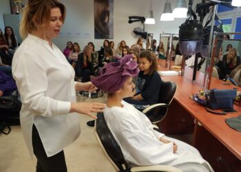 Tarnobrzeg. Mistrzyni fryzjerstwa szkoli młodzież z „Prymasówki”.