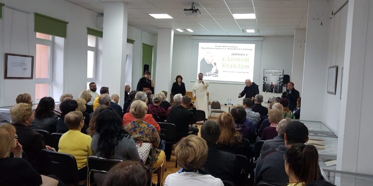 Tarnobrzeg. Ojciec Leon Knabit gościem  w bibliotece publicznej.