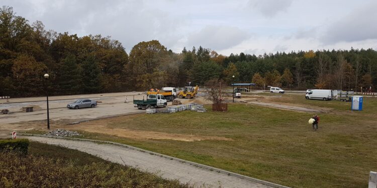 Tarnobrzeg. Trwa budowa parkingu przy cmentarzu na osiedlu Sobów. 1 listopada będzie można parkować.