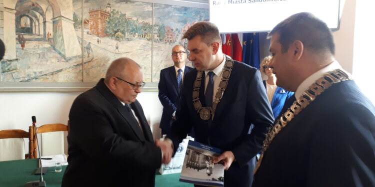 Sandomierz: Uhonorowani na sesji Rady Miasta.