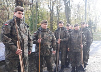 Opatów: Żołnierze Wojsk Obrony Terytorialnej posprzątali groby żołnierzy na cmentarzu w Opatowie.