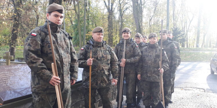 Opatów: Żołnierze Wojsk Obrony Terytorialnej posprzątali groby żołnierzy na cmentarzu w Opatowie.