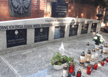 Sandomierz: „Zawsze gotowi, zawsze blisko” – terytorialsi dbają o mogiły bohaterów.