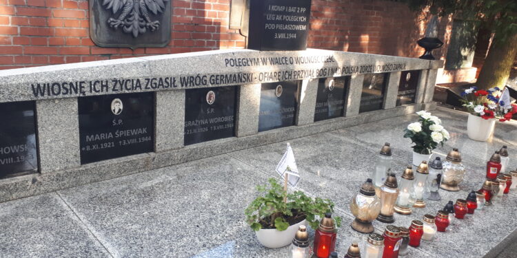 Sandomierz: „Zawsze gotowi, zawsze blisko” – terytorialsi dbają o mogiły bohaterów.